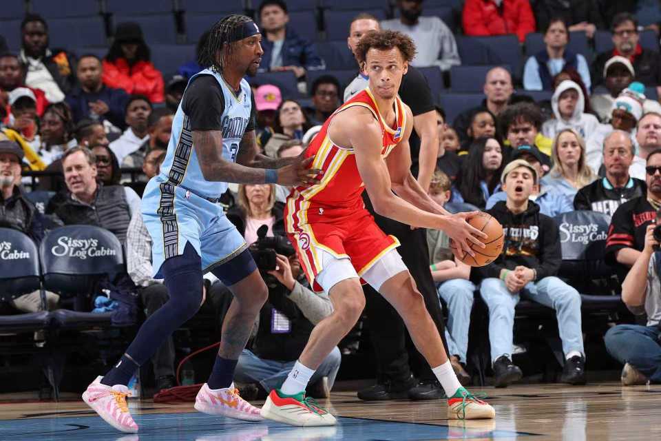 皇冠体育-老鹰险胜灰熊终结4连败：杰伦32+15+8 莫兰特23+12丢绝杀