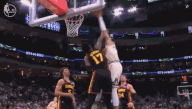 皇冠体育登录入口-被欺负惨了！奥孔武篮下再被字母哥直接暴起砸扣