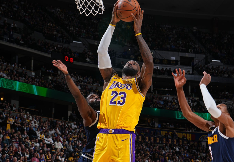 皇冠体育app下载-詹姆斯200岁还能扣太离谱！本人回应朋友称赞：6个笑哭了表情