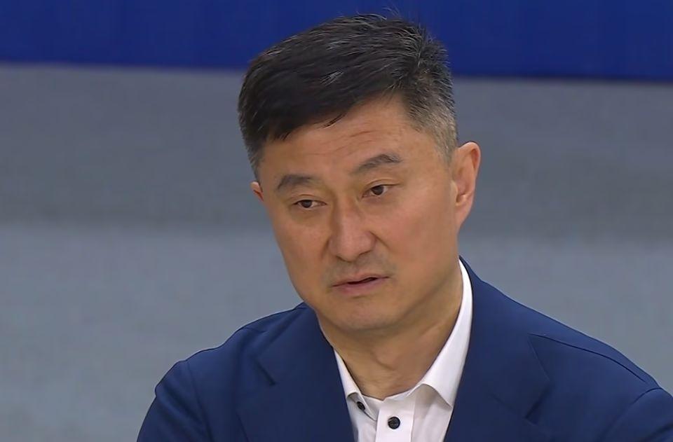 皇冠体育官方网站-轰下45+19+11！广东内线又又被吊打，萨林杰戴耳机玩手机引争议